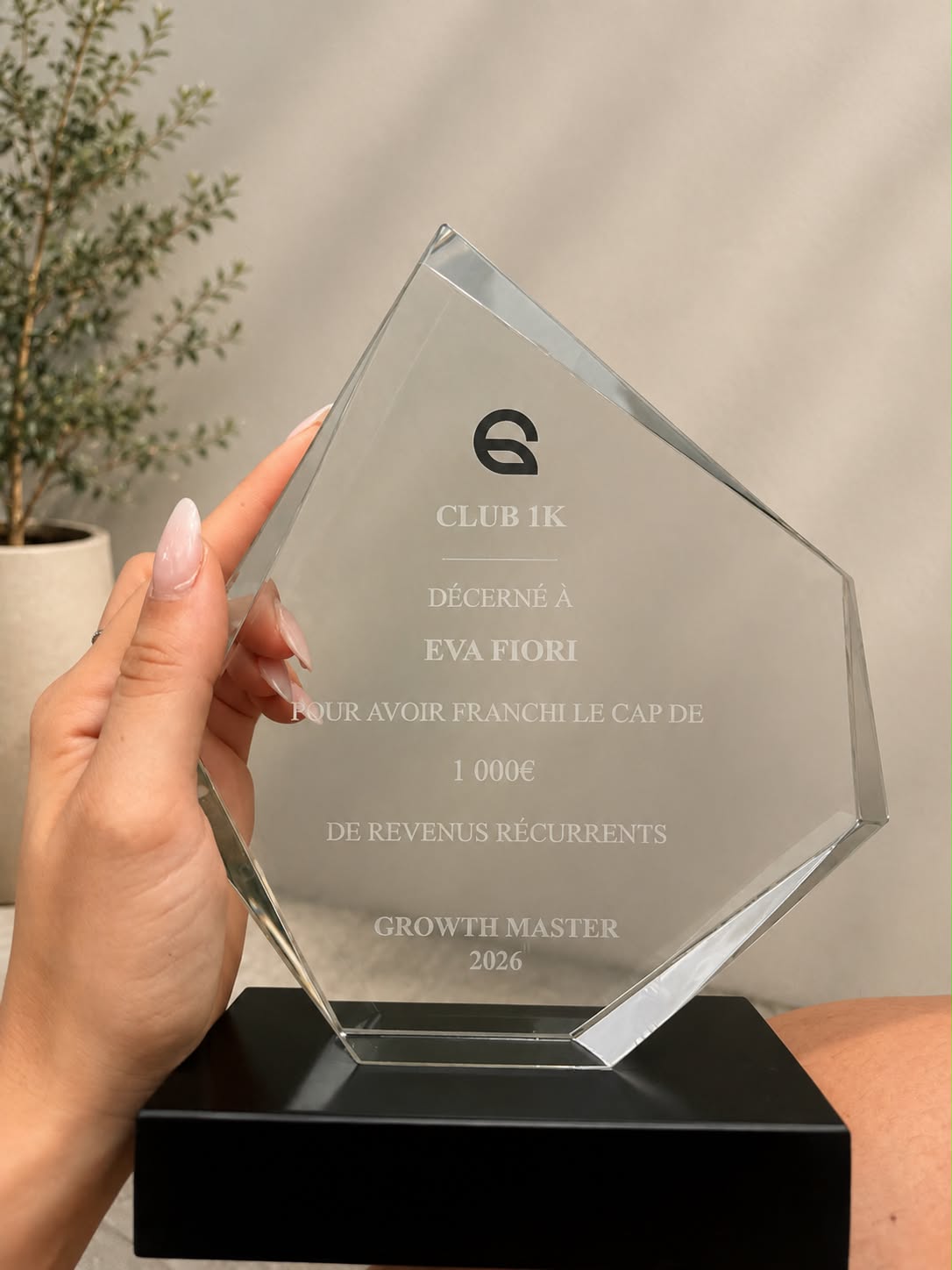 Eva avec l'award Club 1K Growth Master