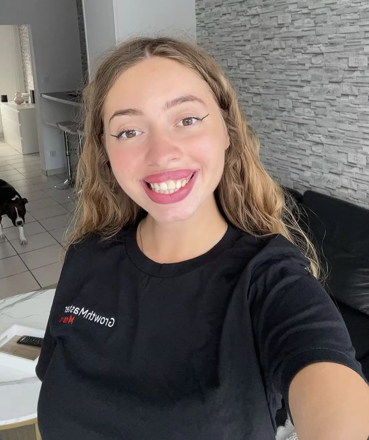 Clara portant le t-shirt Growth Master
